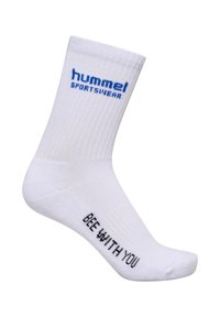 Hvid sportsstrømpe med ribbet tekstur, der har blå "hummel SPORTSWEAR" logo øverst og sort tekst "BEE WITH YOU" på siden.