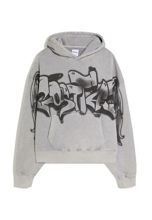 Lysegrå hættetrøje med sort graffiti-stil "Rooster" tekst på tværs af brystet og den forreste kængurulomme.