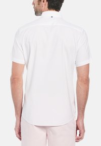 Korte mouwen overhemd van witte katoen, met een button-down kraag, achterste yoke en subtiele stikseldetails. Glad textuur, getailleerde pasvorm.
