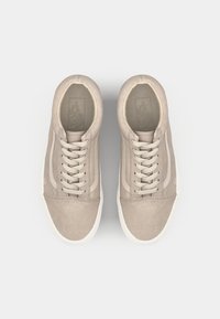 Beige semskinn joggesko med en glatt overflate, hvit gummisåle og matchende lisser. Har to sidestreker og en polstret krage for komfort.