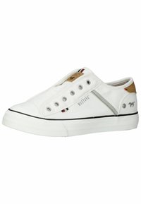 Bílé plátěné slip-on boty s gumovou podrážkou, s kovovými oky a hnědým akcentem na patě, značkované "Mustang."