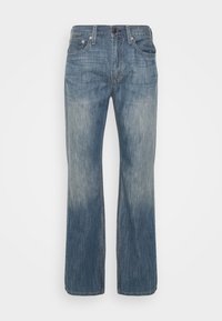 Vaqueros de denim azul claro con un diseño de pierna recta, que presentan un lavado descolorido, cinco bolsillos y herrajes de botón metálico en la cintura.