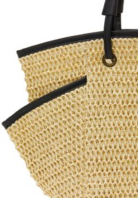 Geweven strohandtas met een lichtbeige kleur, voorzien van zwarte leren accenten en een gestructureerde vorm. Opvallende details zijn een textuurafwerking.