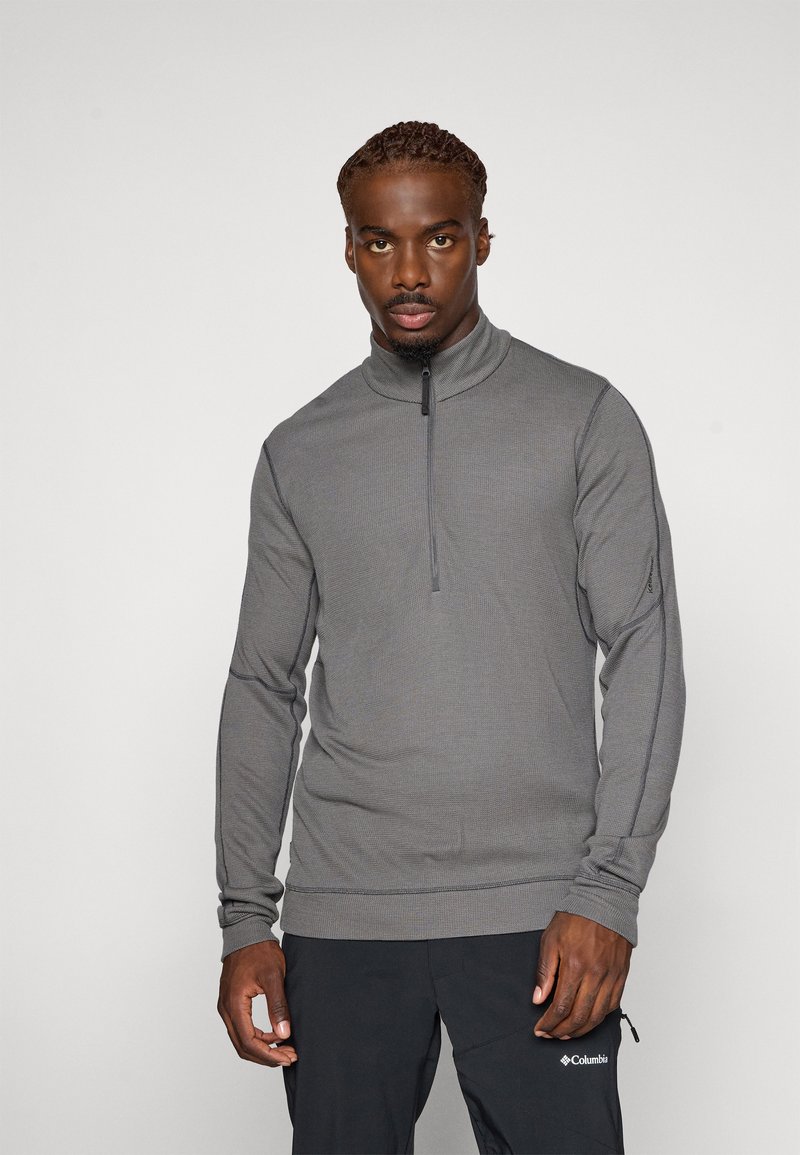 Pullover grigio a maniche lunghe con zip a metà, realizzato in tessuto testurizzato, con colletto alto e dettagli di cucitura a contrasto.