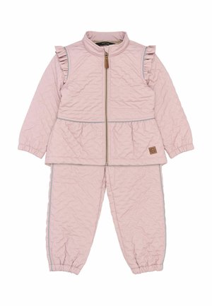 Lyserød quiltet jakke og bukser til små børn med flæsedetaljer på skuldrene og elastiske manchetter, forsynet med frontlynlås og subtilt prikket tekstur.