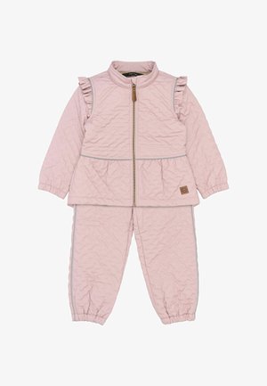 Világos rózsaszín steppelt kisgyermek kabát és nadrág szett fodros vállrészletekkel és gumírozott mandzsettákkal, elöl cipzárral és finom pöttyös textúrával.