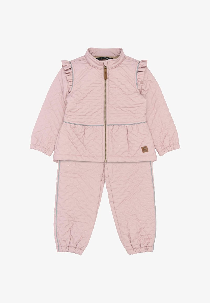 Lyserød quiltet jakke og bukser til små børn med flæsedetaljer på skuldrene og elastiske manchetter, forsynet med frontlynlås og subtilt prikket tekstur.