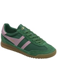 Zapatilla deportiva verde que combina ante texturizado y malla, con franjas de acento rosa, suela de goma y logo dorado en la lengüeta.