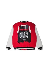 Giacca varsity rossa e bianca, con un design a macchie di vernice nera sul retro con "DISCLAIMER" e "18" in bianco, tessuto testurizzato, polsini a coste.