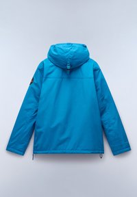 Giacca blu con cappuccio realizzata in materiale leggero, con un design semplice, cappuccio regolabile e un’etichetta con logo sulla spalla sinistra.