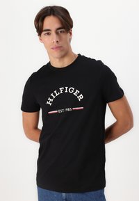 Tommy Hilfiger ARCH TEE - T-shirts med print - black