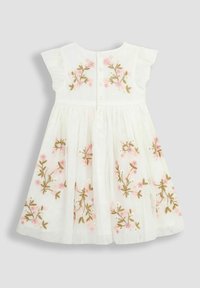 Vestido blanco con mangas cortas acampanadas, con bordados florales en rosa y dorado en el corsé y la falda, cierre de botones en la parte posterior.