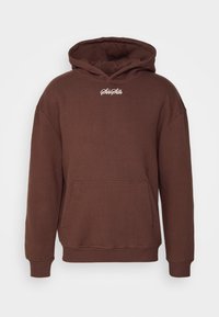Felpa con cappuccio marrone in tessuto morbido, dotata di tasca frontale, polsini a costine e un piccolo logo bianco sul petto.
