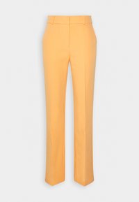 Pantalons droits sur mesure en tissu orange vif. Présente une texture lisse avec un devant plat et des passants de ceinture. Pas de poches visibles.