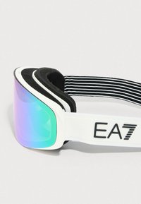 Occhiali da sci bianchi con lente riflettente blu-verde e cinturino regolabile a strisce bianche e nere con logo "EA7".
