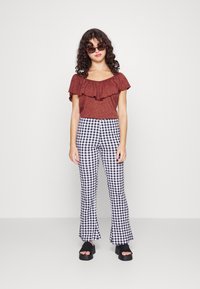 ONLY Petite ONLLIA FRILL - T-shirt estampada - spiced apple