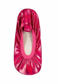 Ballet flat in satin rosa con punta arrotondata arricciata e cinturino elasticizzato, caratterizzato da una superficie liscia e una soletta neutra imbottita.