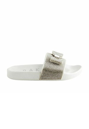 Infradito bianchi con suola testurizzata, dotati di una fascetta lucida coperta di strass argentati, accentuata da due piccole fibbie.