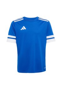 Camiseta atlética azul con acentos blancos, que presenta tres rayas blancas en los hombros y un logo de Adidas en el pecho. Textura de tejido suave.