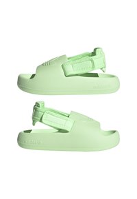 Gröna gummisandaler med en slät yta, justerbar rem, öppen tådesign och texturerad sula. Logodetaljer på sidan.