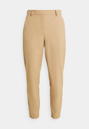 Beige op maat gemaakte broek van lichtgewicht stof. Beschikt over een gladde textuur, een voorzak en een taps toelopend broekontwerp.