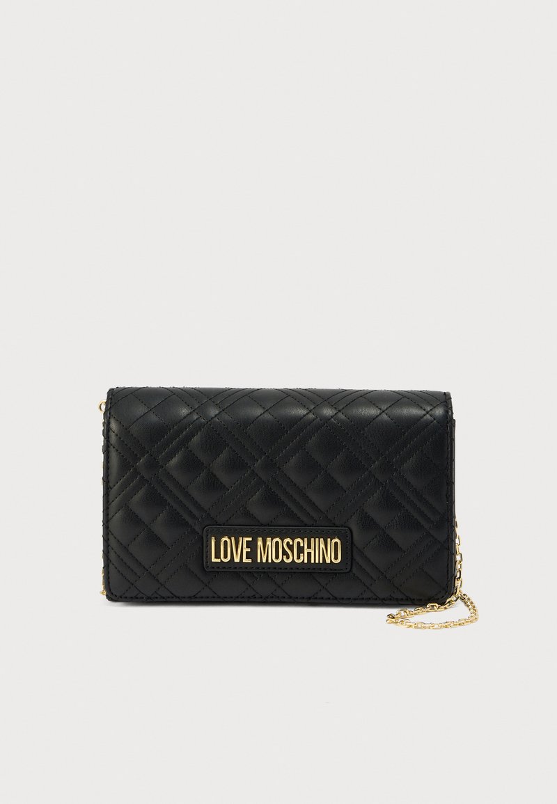 Portafoglio nero trapuntato con logo "LOVE MOSCHINO" in tinta oro; presenta una tracolla a catena e una texture in pelle liscia. Forma compatta e rettangolare.