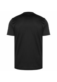 Czarny T-shirt z krótkim rękawem, wykonany z gładkiej tkaniny, z okrągłym dekoltem i standardowym krojem, charakteryzujący się jednolitym kolorem bez widocznych wzorów czy logo.