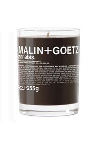 Schwarze Glaslaterne mit klarem Boden, weißem Textetikett und einem Baumwolldocht. Enthält eine pflanzliche Wachsmischung. 9 oz (255 g).