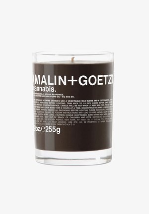 Schwarze Glaslaterne mit klarem Boden, weißem Textetikett und einem Baumwolldocht. Enthält eine pflanzliche Wachsmischung. 9 oz (255 g).
