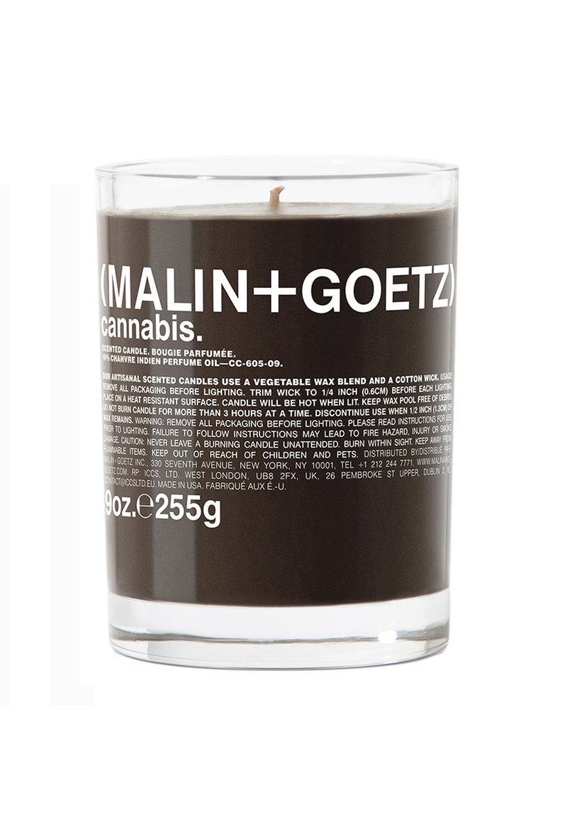 Schwarze Glaslaterne mit klarem Boden, weißem Textetikett und einem Baumwolldocht. Enthält eine pflanzliche Wachsmischung. 9 oz (255 g).