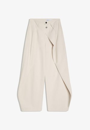 Pantaloni bej cu picior larg și finisaj texturat, având o pliură în față, închidere cu nasturi și buzunare laterale.