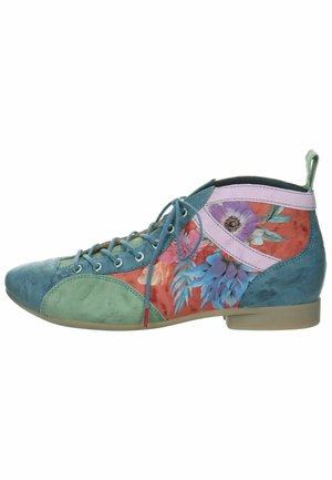 Multifarvet high-top sko med en blanding af grønne, blå og blomsteragtige mønstre. Glat lædermateriale og flad gummisål. Med snøredesign.