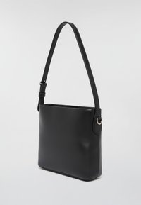 Schwarze Lederschultertasche mit rechteckiger Form, verstellbarem Riemen und glatter Textur. Hat ein rundes Akzent an der Seite.