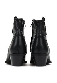 Czarne skórzane botki za kostkę z bocznym zamkiem, słupkowym obcasem i gładką teksturą z delikatnym przeszyciem z tyłu.