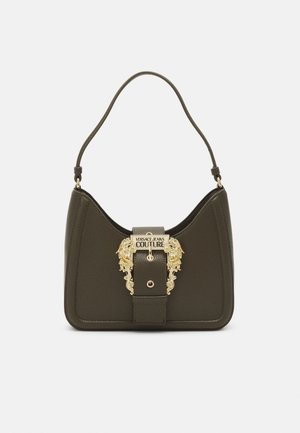 Borsa in pelle verde oliva con una forma curvata, un accessorio hardware a forma di testa di leone dorata e una chiusura rettangolare con il marchio "VERSACE JEANS COUTURE".