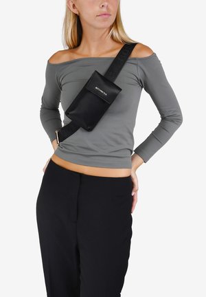 Bolso bandolera de cuero negro con un diseño plano, superficie texturizada y una correa con marca. Llevado sobre una blusa gris de manga larga y pantalones negros.