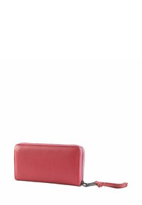 Portefeuille en cuir rouge avec une fermeture éclair, forme rectangulaire fine et une dragonne pour poignet. Présente des lignes épurées et une couture contrastante.