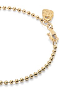 Collar de cadena de bolas de color dorado que presenta cuentas suaves y reflectantes, y un seguro cierre de langosta con una etiqueta de marca.