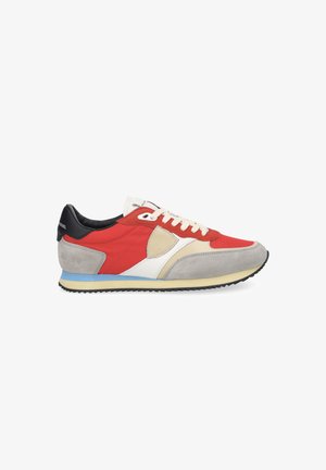 Baskets sportives pour hommes avec tissu rouge, panneaux en daim beige et gris, lacets blancs, talon noir et semelle accentuée de bleu, vue de côté.