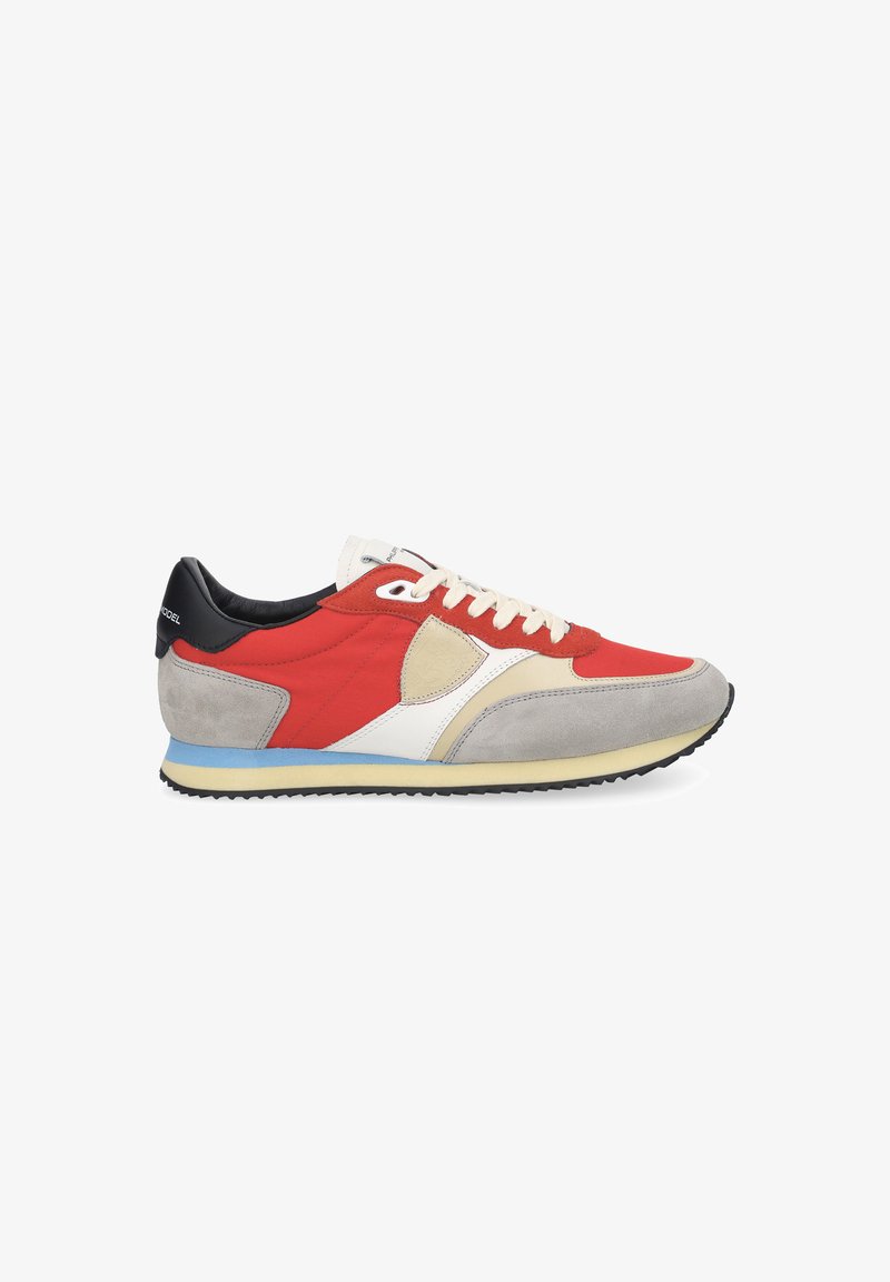 Baskets sportives pour hommes avec tissu rouge, panneaux en daim beige et gris, lacets blancs, talon noir et semelle accentuée de bleu, vue de côté.