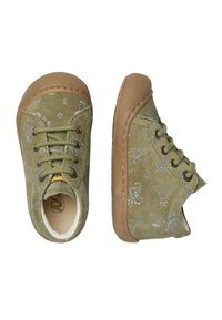 Zapatos de ante verde con detalle de cordones, suela de goma y acentos grises con patrón. Punta redondeada y interior acolchado para mayor comodidad.
