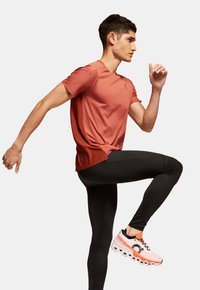 On PERFORMANCE - Sports T-shirts - auburn   ruby