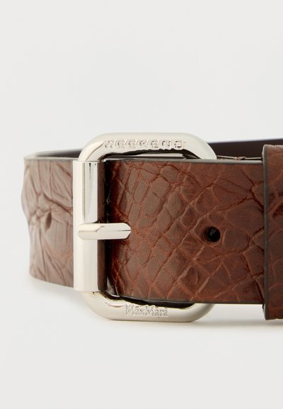Καφέ ζώνη από δερματίνη με ασημί ορθογώνια αγκράφα, χαραγμένη με τη φράση "WEEKEND MaxMara" σε λευκό φόντο.