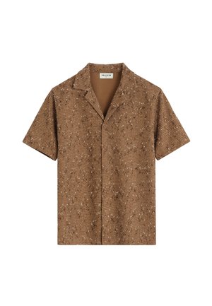 Chemise marron à manches courtes texturées, boutonnée avec col, confectionnée dans un tissu présentant de petits fils bouclés partout.
