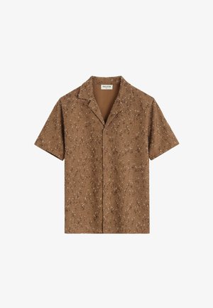 Chemise marron à manches courtes texturées, boutonnée avec col, confectionnée dans un tissu présentant de petits fils bouclés partout.