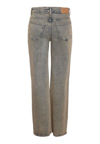 Augsta jostas vietā, taisnu kāju izbalējušas pelēkas džinsa bikses ar divām aizmugurējām kabatām un brūnu ādas uzliku jostasvietā.