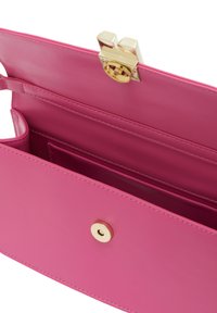 Rosa Lederhandtasche mit einem goldenen Verschluss, die Innentaschen und eine glatte Textur zeigt. Verfügt über einen Druckverschluss und ein elegantes Design.