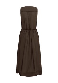 Robe midi sans manches de couleur brun foncé avec taille froncée et détails discrets de couture au dos et à l'ourlet.