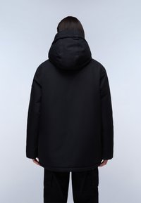 Černá kapucová bunda s hladkou, matnou texturou, s volným střihem a jednoduchým designem. Záda mají rovný střih a lem.