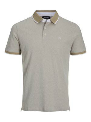 Beige Poloshirt mit Kragen, mit weißen und braunen Akzenten, drei Knöpfen und einem kleinen Logo auf der linken Seite. Strukturierter Stoff.